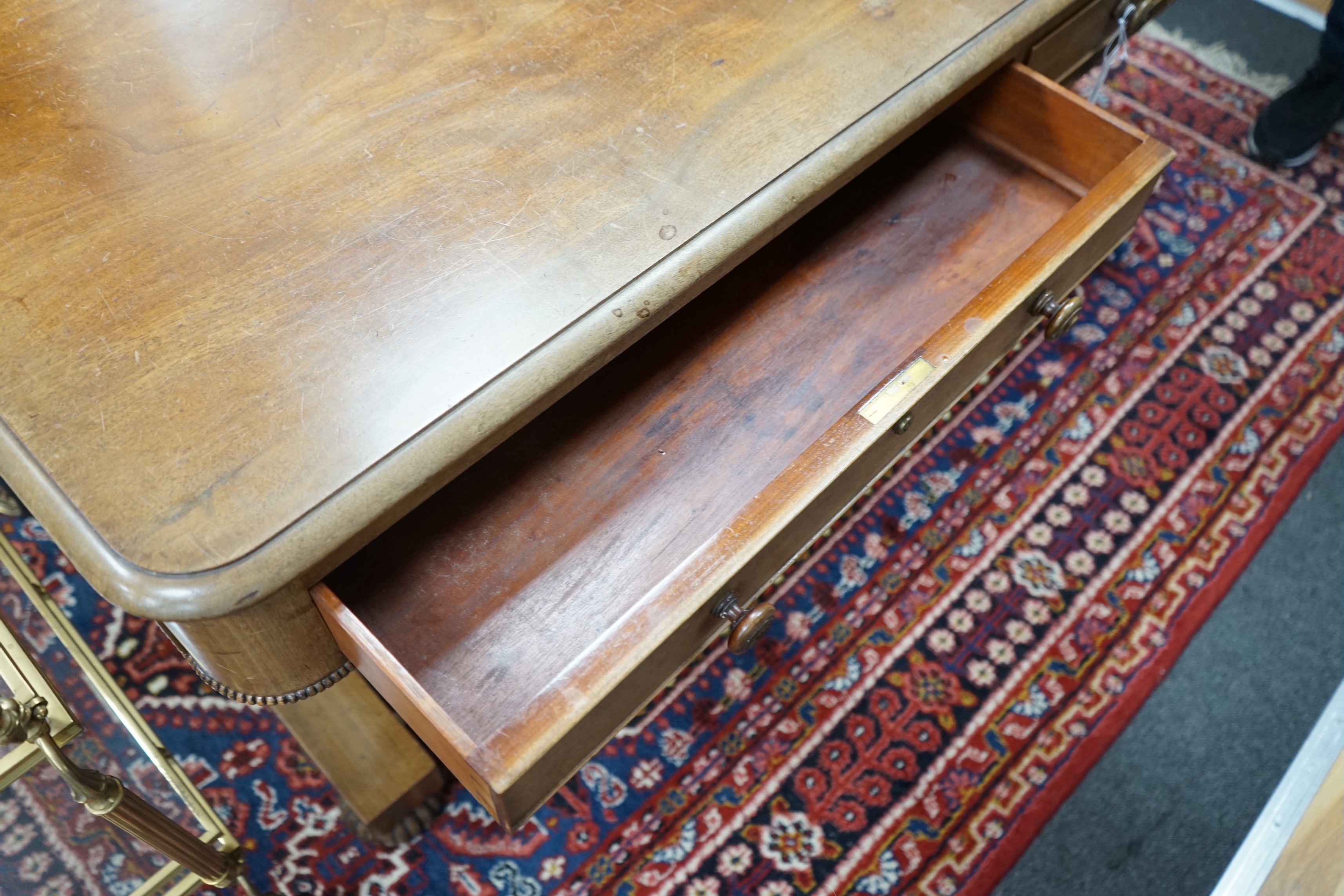 A William IV mahogany library table, width 152cm, depth 85cm, height 71cm